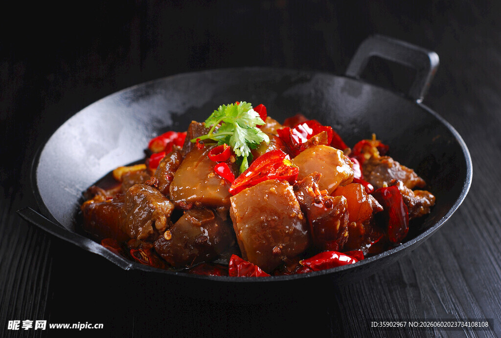 香辣美味干锅牛肉摄影图片