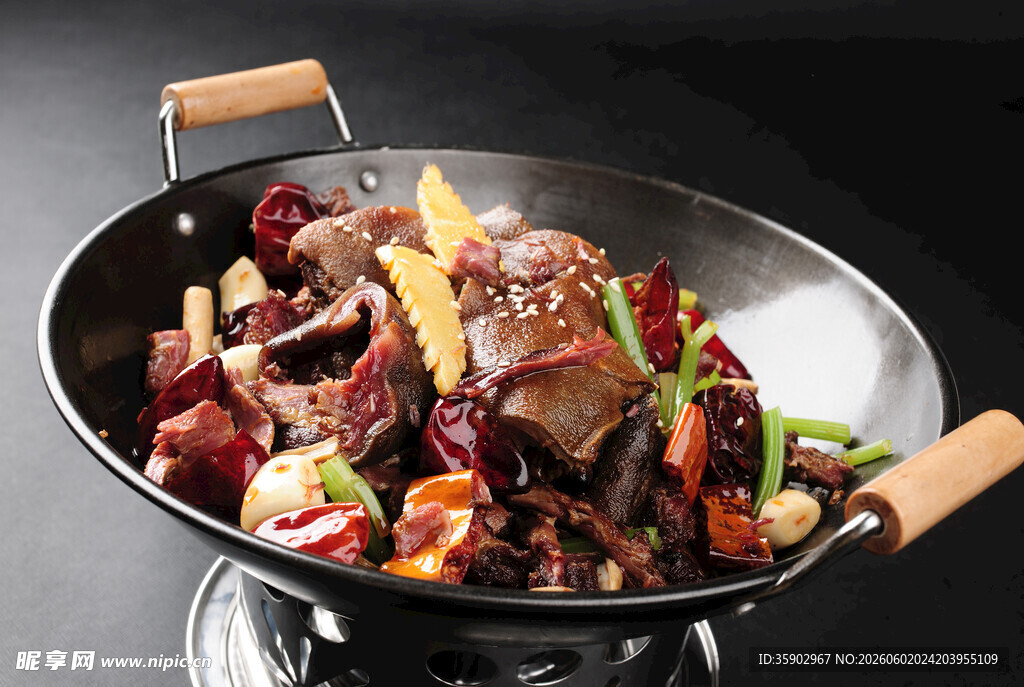 干锅牛肉摄影图片