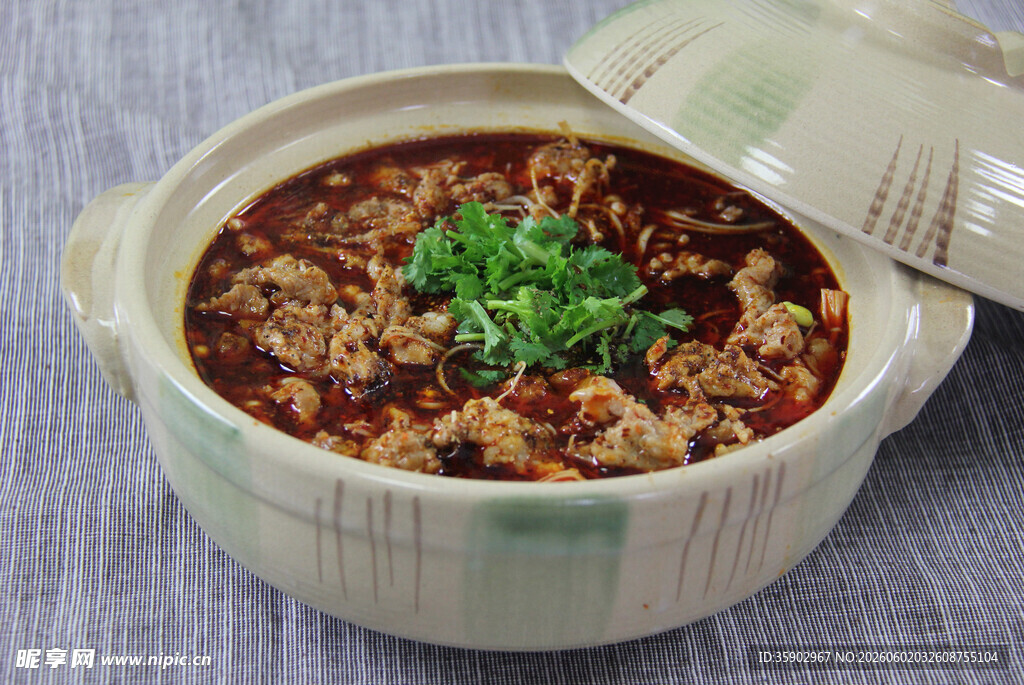 美味肉末煲仔饭