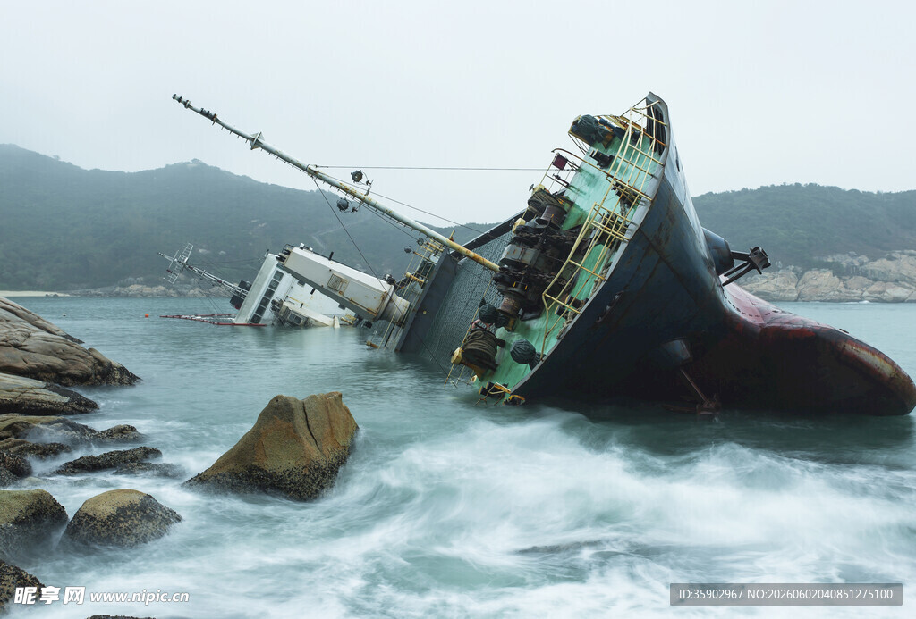 船只搁浅于波涛汹涌海岸