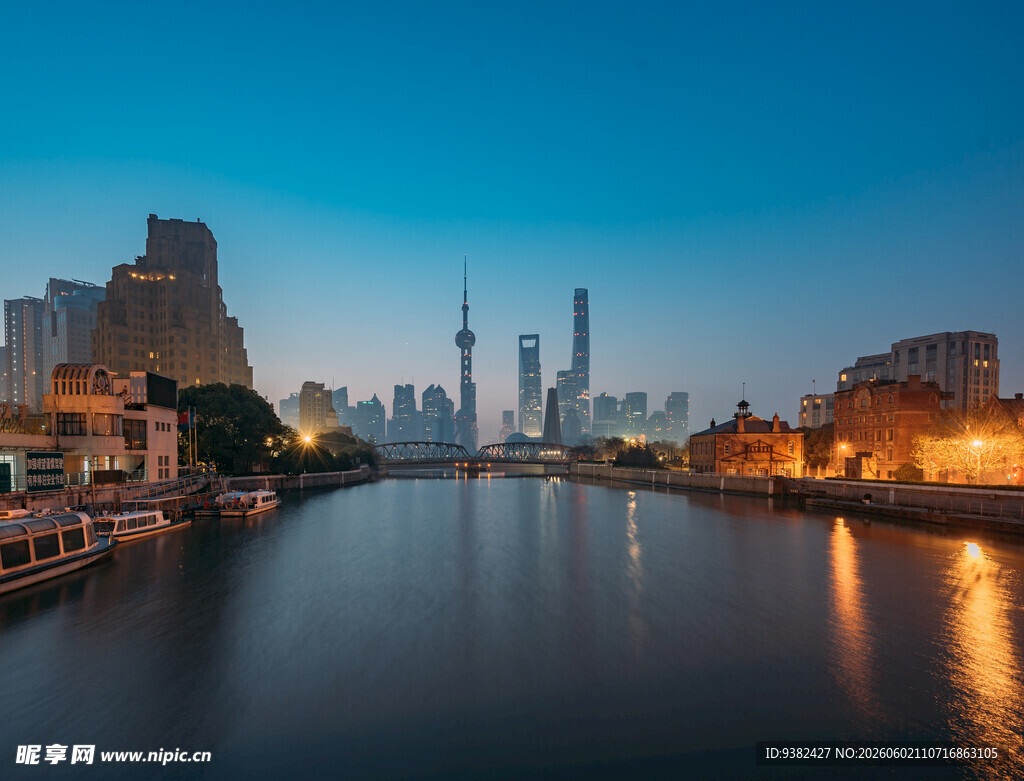 河畔城市夜景灯火璀璨