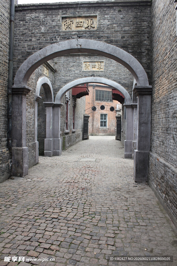 古巷拱门静谧砖石小道