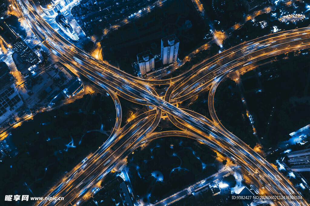 城市夜景交叉道路璀璨灯火