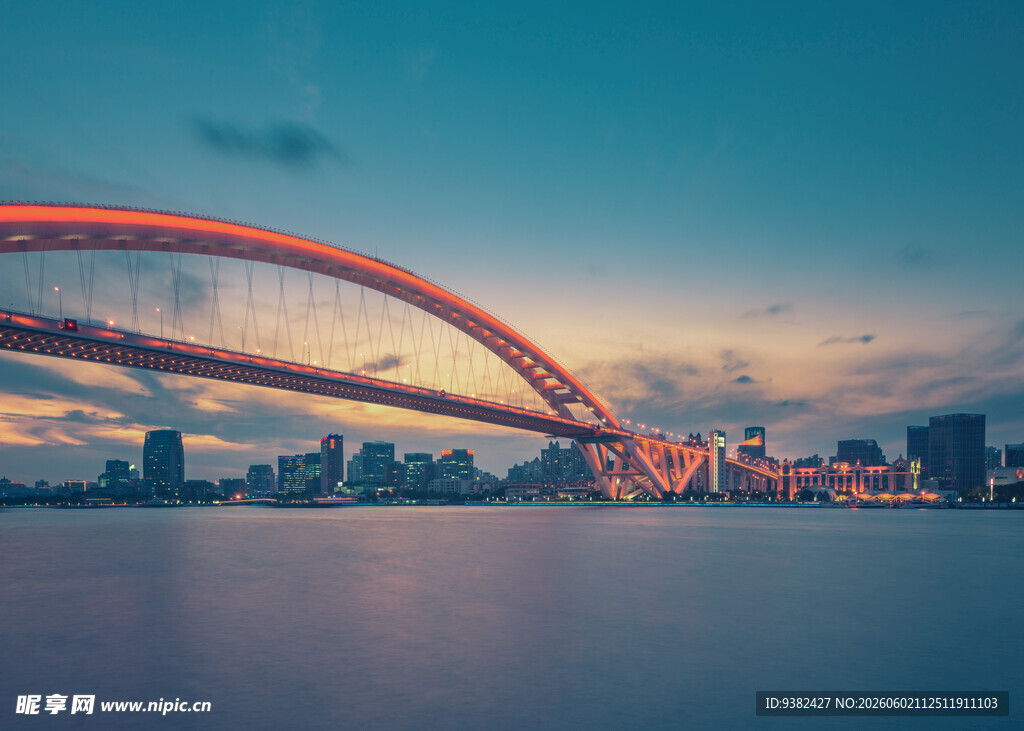 城市跨江大桥美丽黄昏景