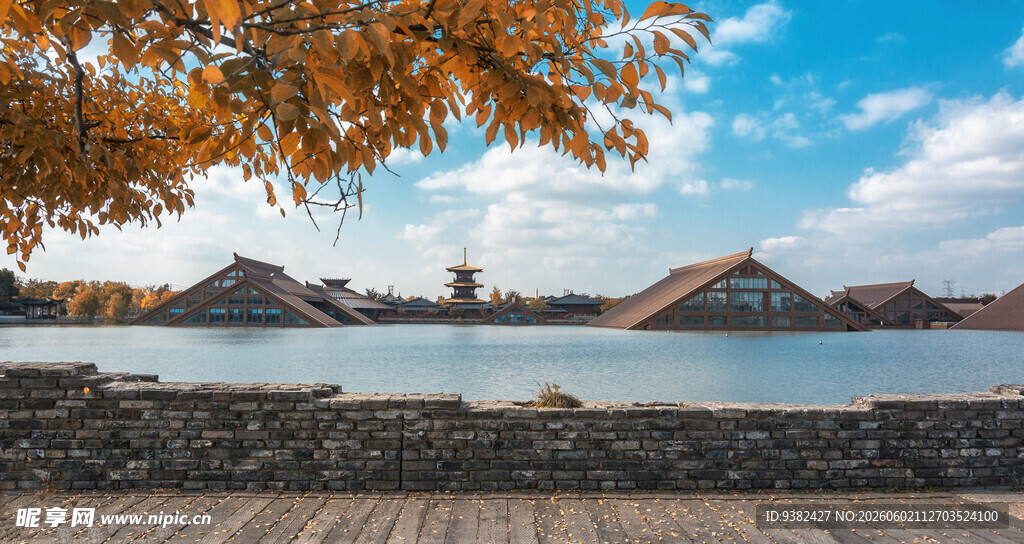 湖畔古建筑秋日风景如画