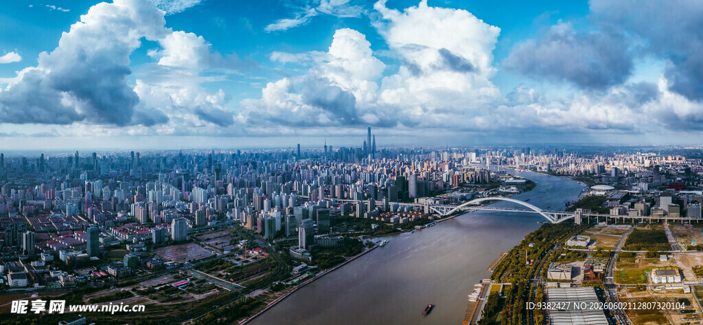 城市天际线与河流景观