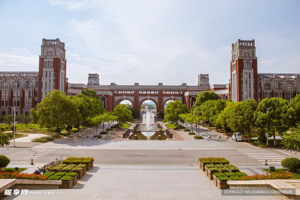 宏伟校园景观绿树环绕建筑