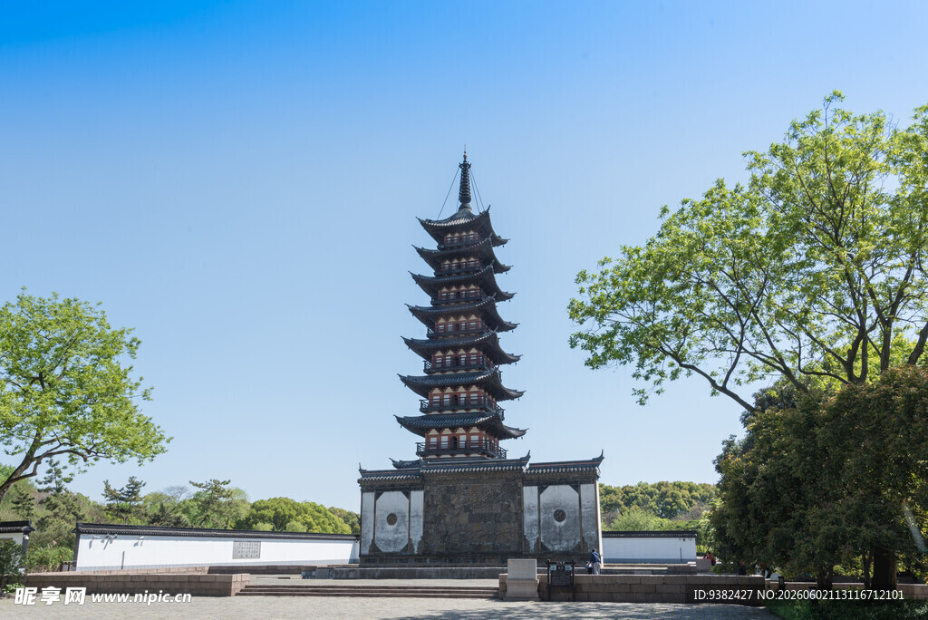 古朴宝塔矗立绿树蓝天间