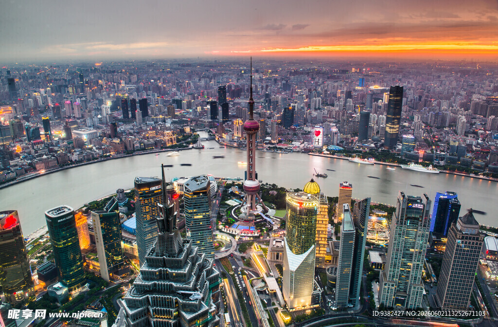 城市天际线日落壮丽景观