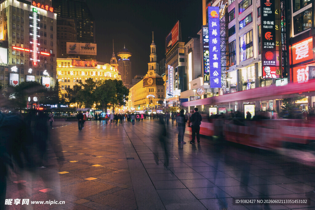 上海繁华夜景街道行人