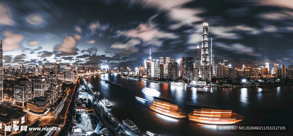 城市夜景璀璨灯光映照