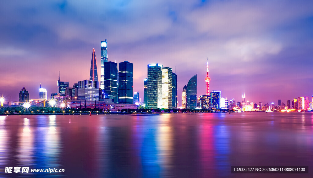 城市夜景璀璨的河畔风光