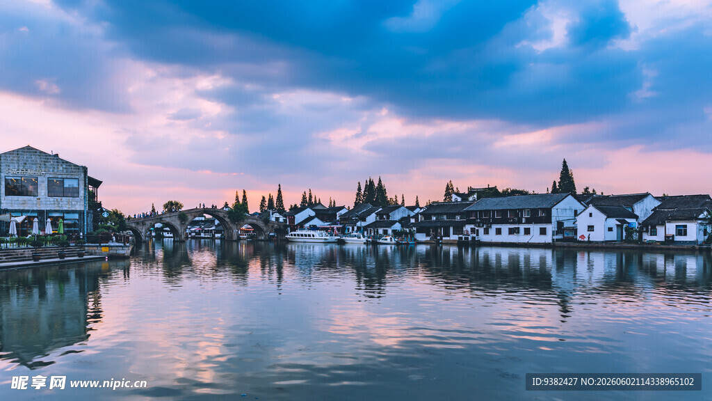 湖畔小镇黄昏美景