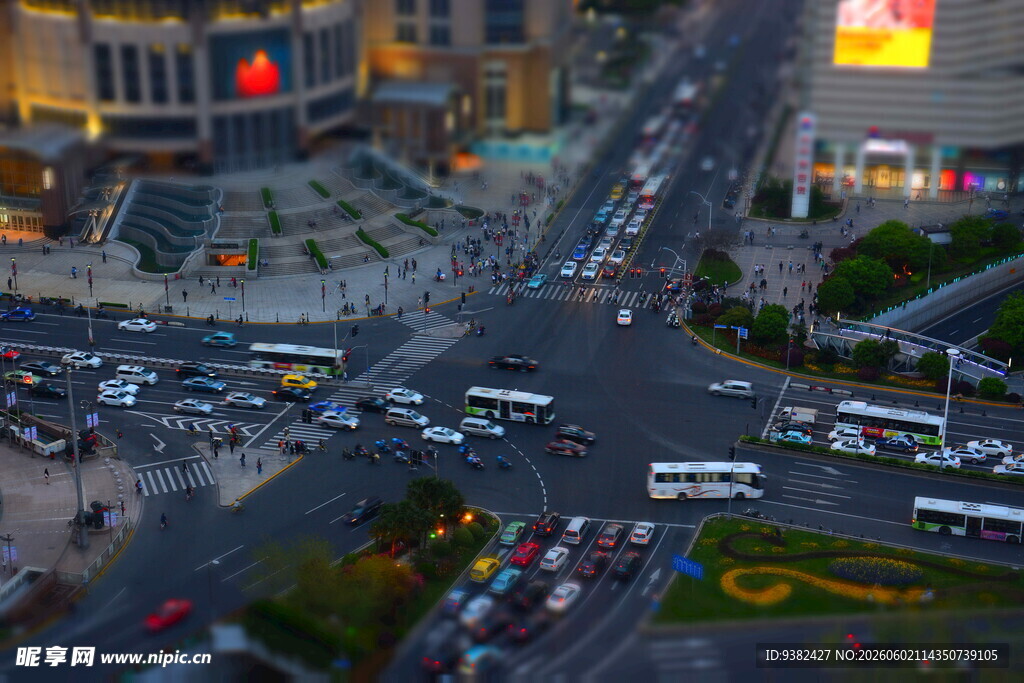 城市繁华路口交通景象