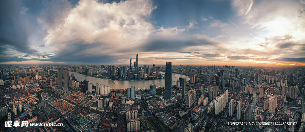 城市天际线日落美景