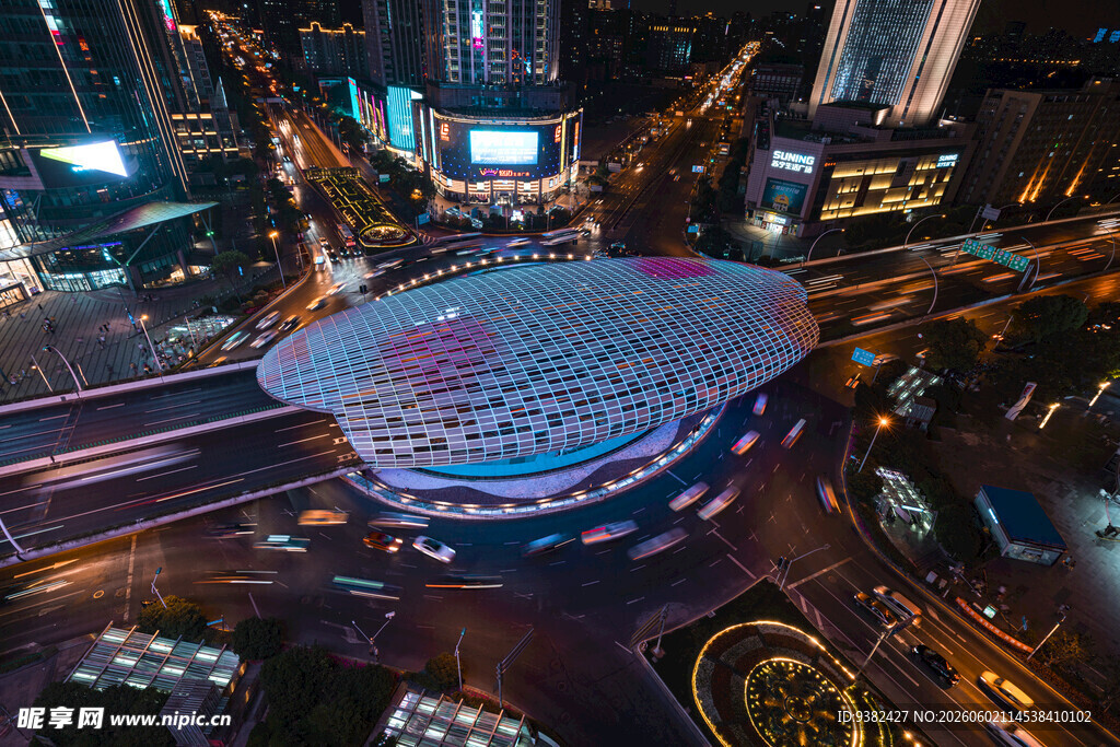 城市璀璨夜景中的独特建筑