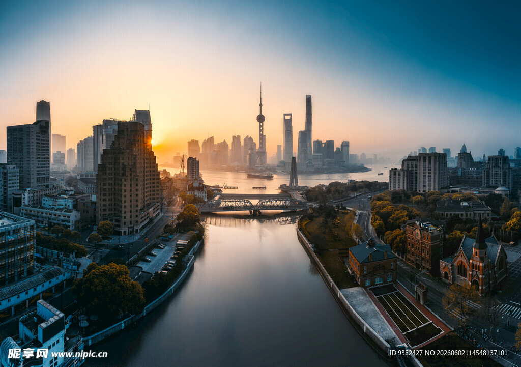 上海城市河畔的壮丽黄昏