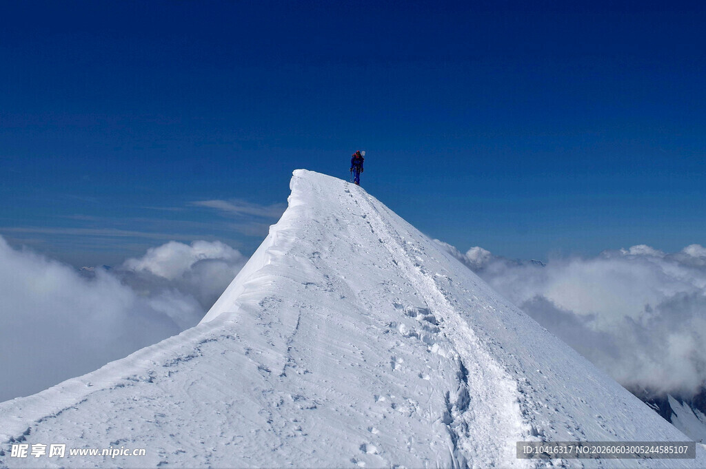 攀登雪山巅峰