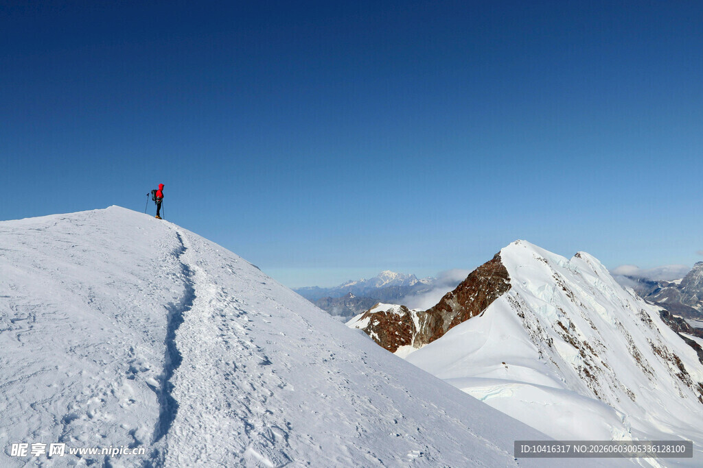 登顶雪山
