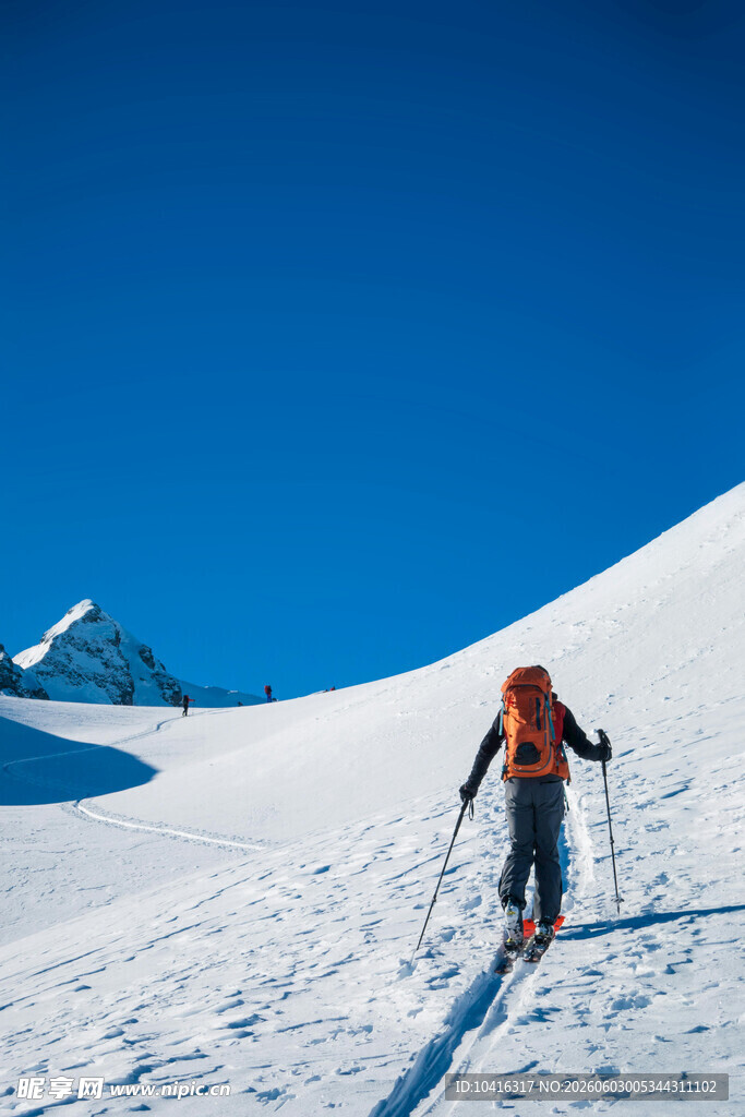 滑雪登雪山