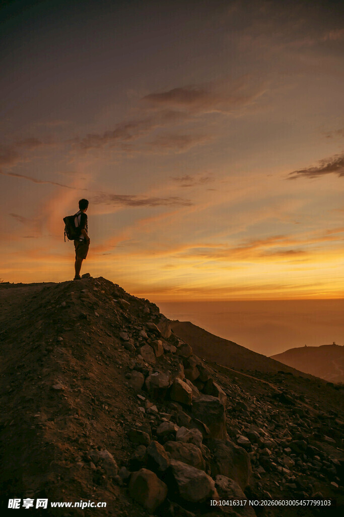 夕阳下登山者