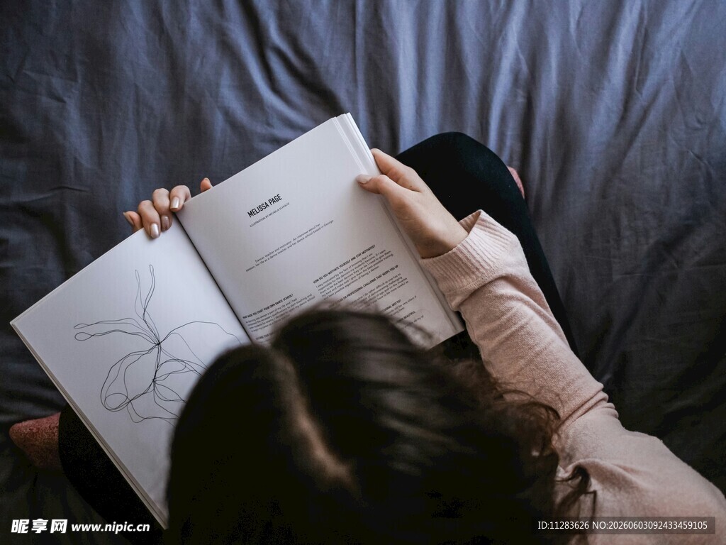 女孩专注阅读翻开的书籍