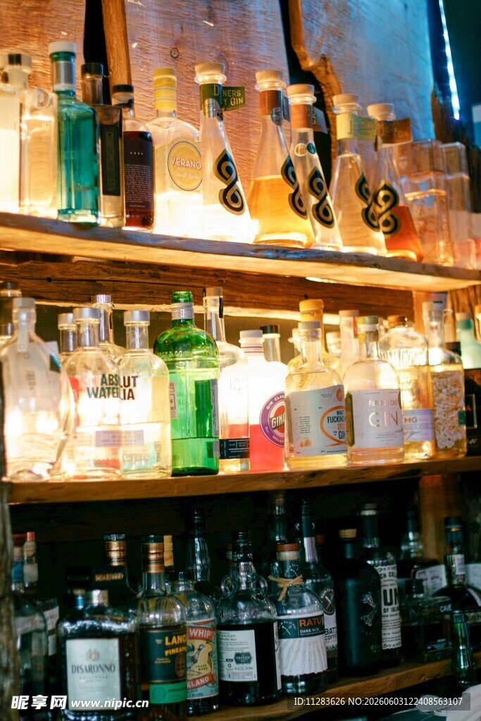 酒吧酒架上的