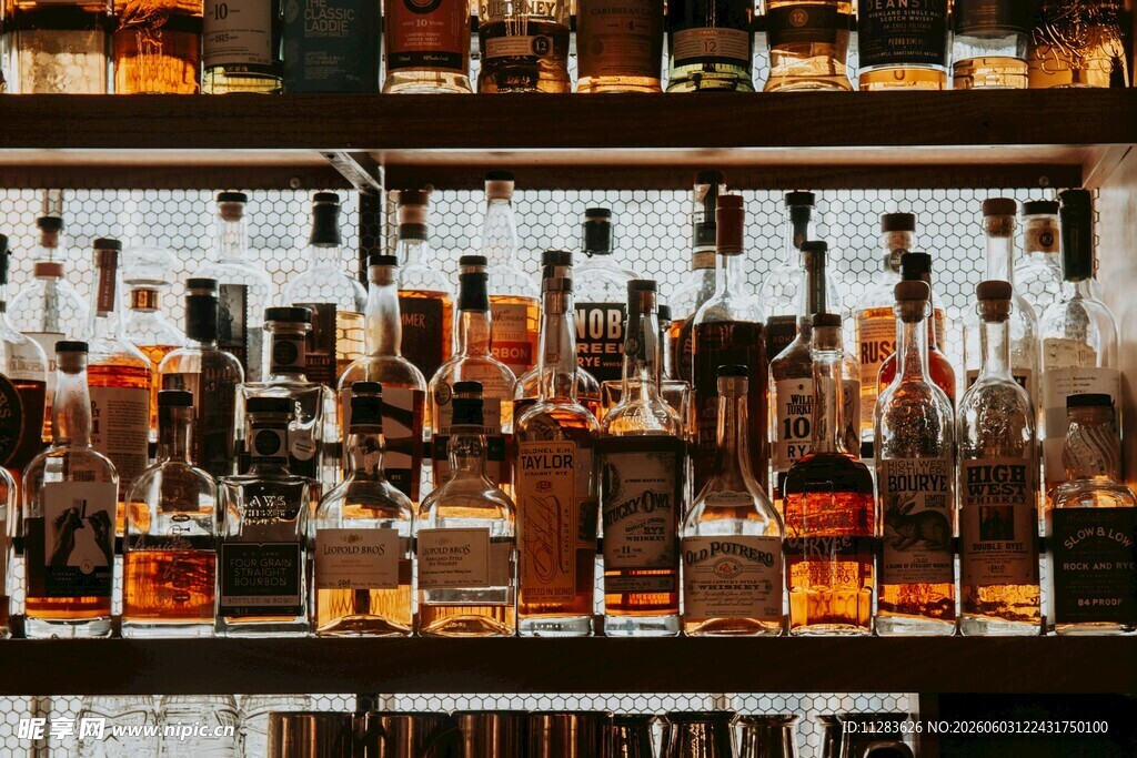 酒吧酒架上的