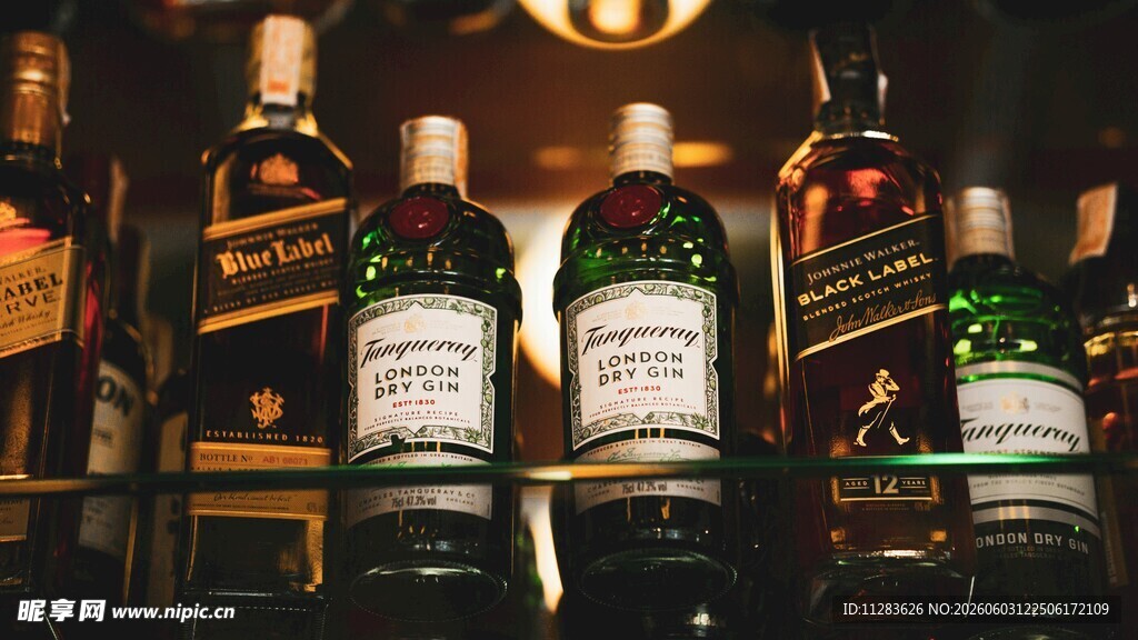 酒吧货架上的多样酒瓶
