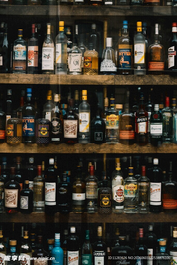 摆满酒瓶的酒