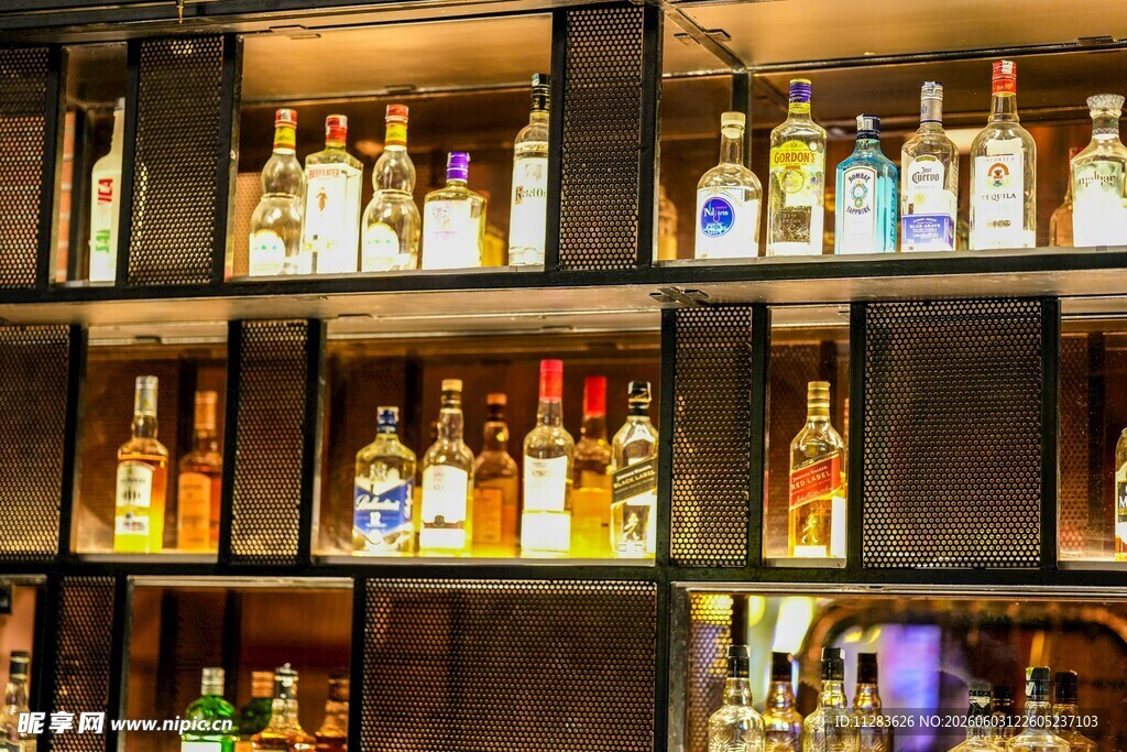 酒吧架上多彩酒瓶陈列