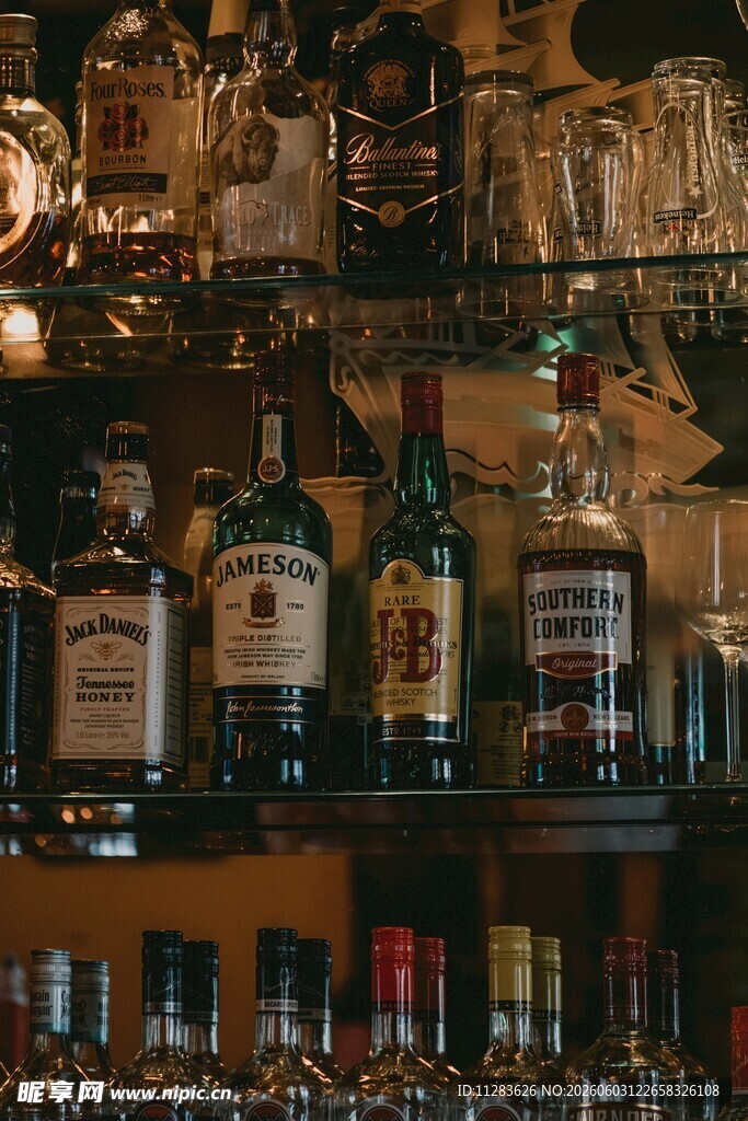 酒吧酒架上的多样美酒