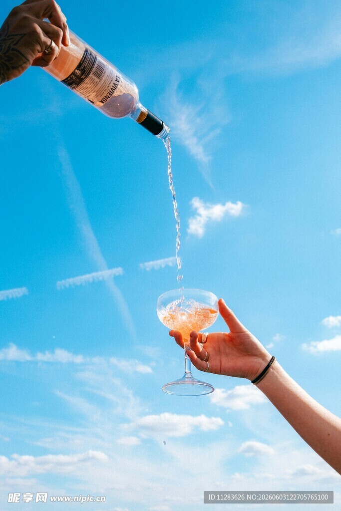 户外倒酒瞬间