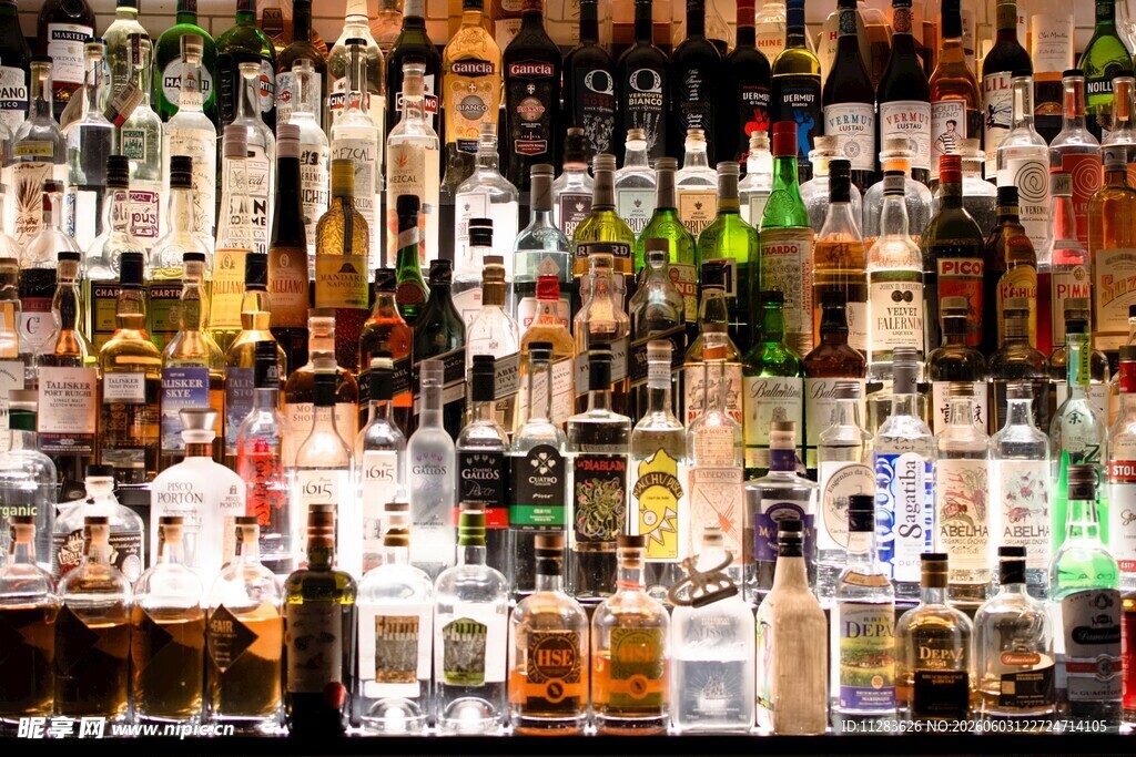 琳琅满目的各色瓶装酒