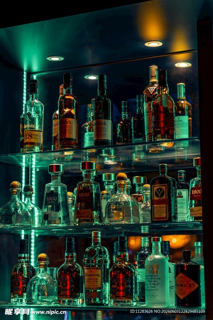 酒吧酒架上的