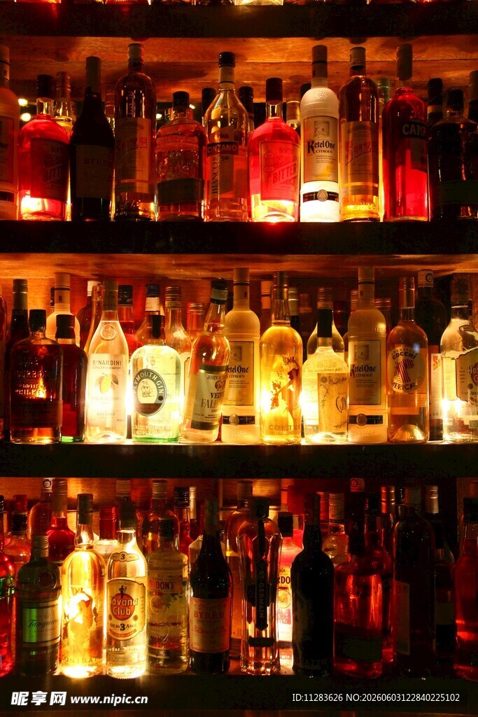 酒吧货架上琳