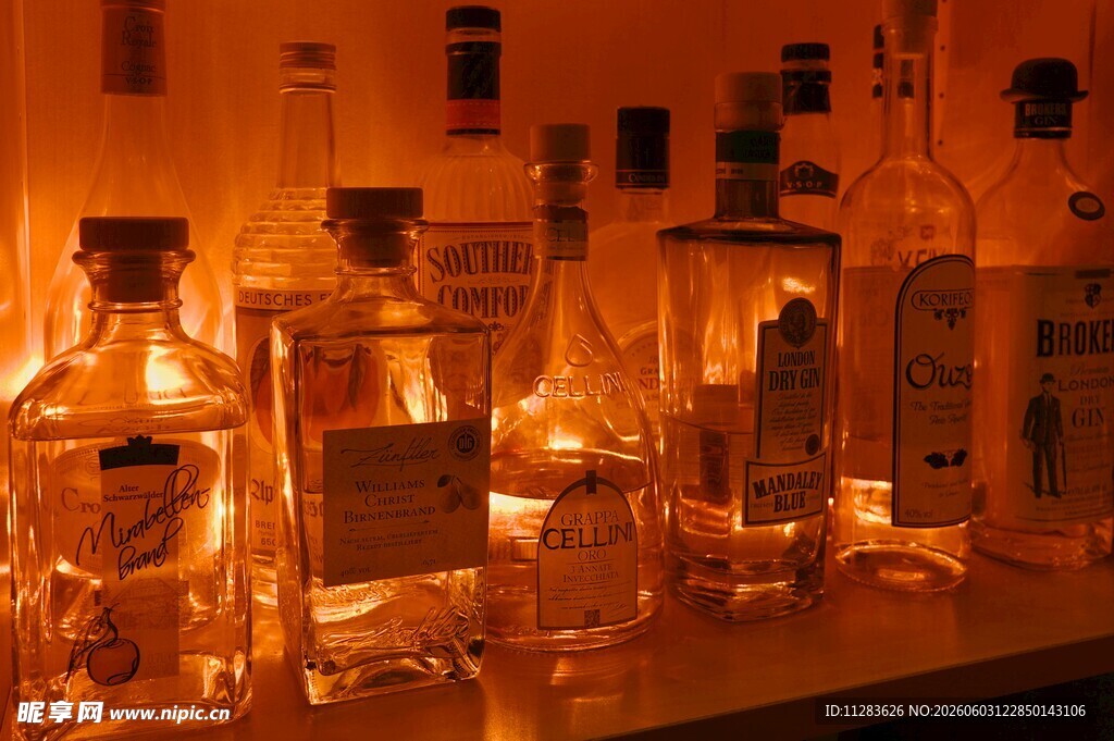 酒吧酒架上的多样酒瓶