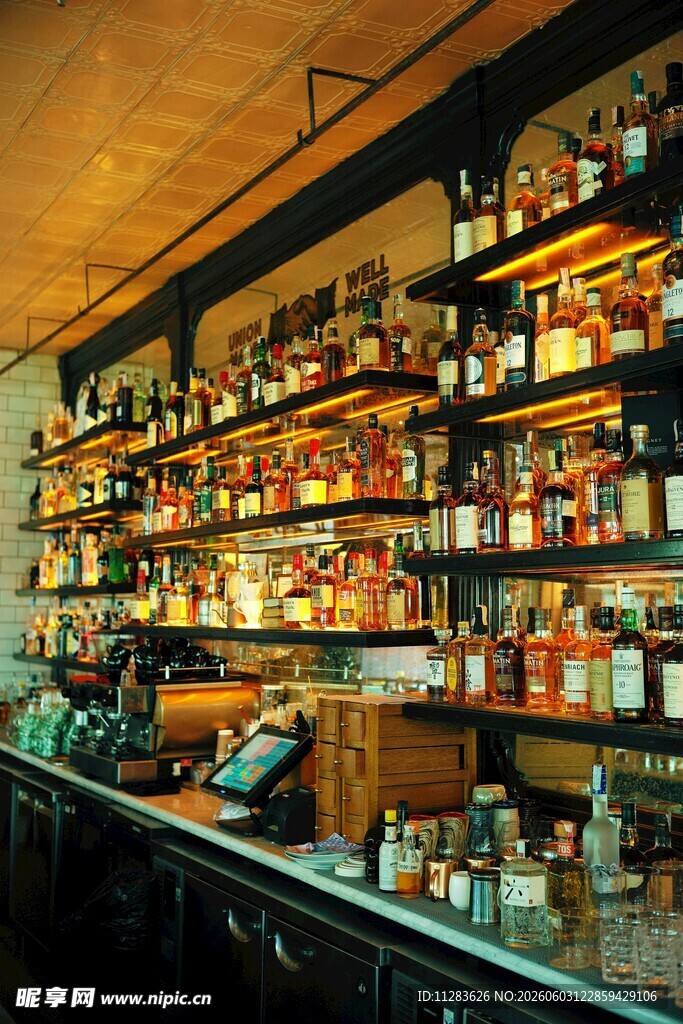 摆满酒品的酒吧货架