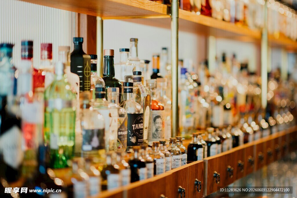 酒吧货架上琳琅满目的酒品