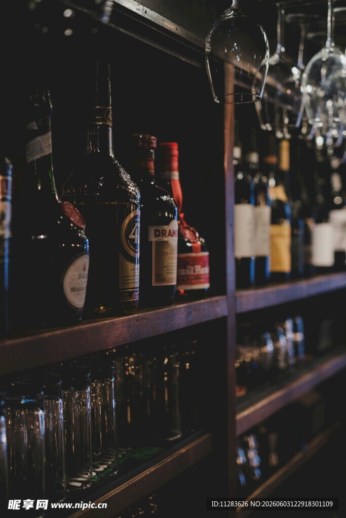 酒吧酒架上的