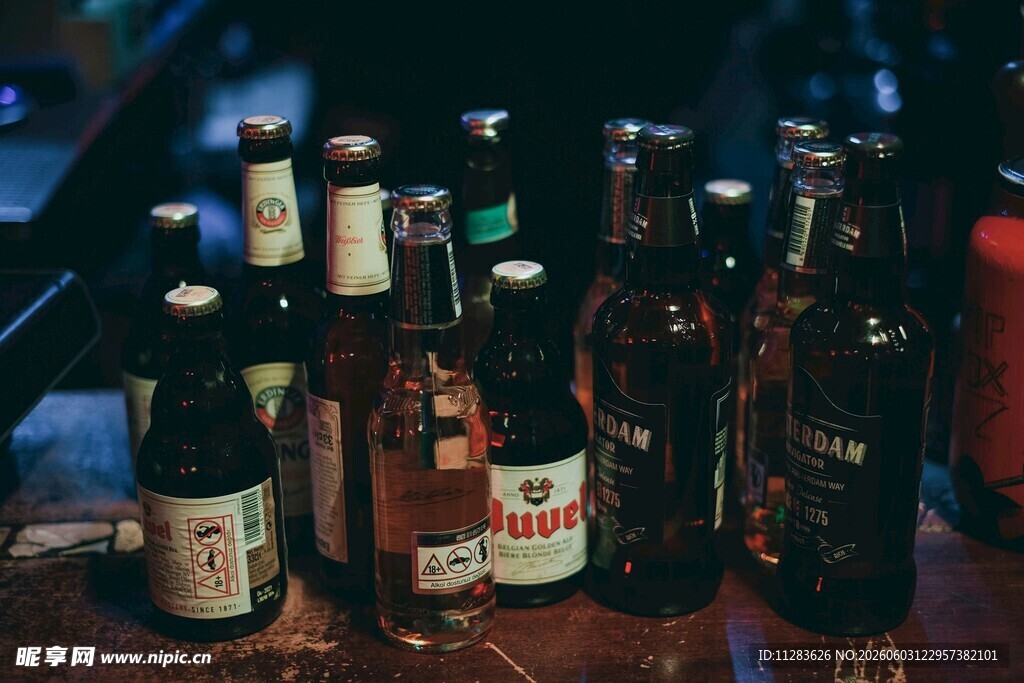 多样啤酒瓶陈列展示
