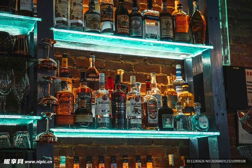 酒吧货架上琳琅满目的酒品