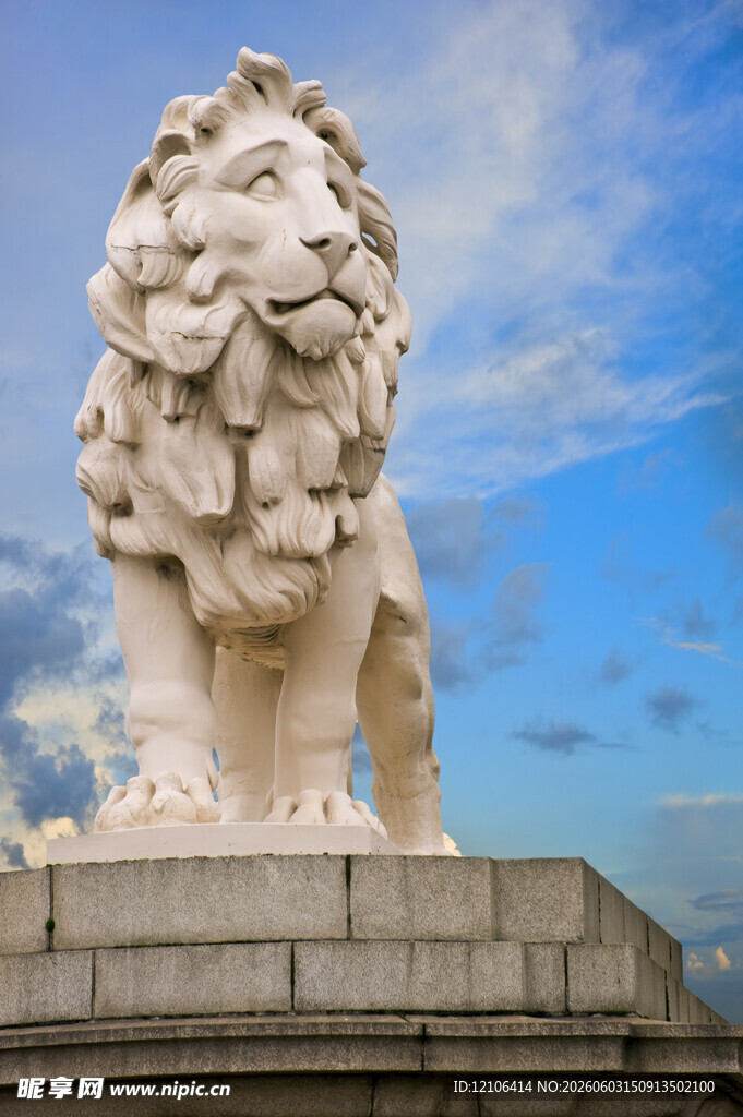白色狮子雕像