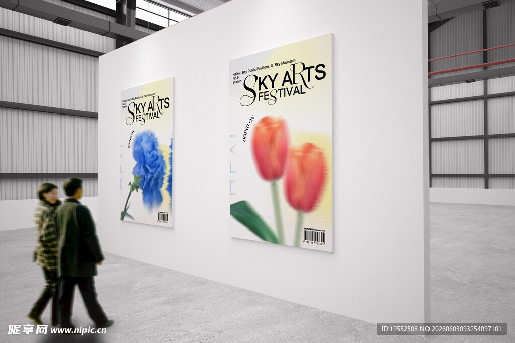 观展人驻足欣赏花卉画作
