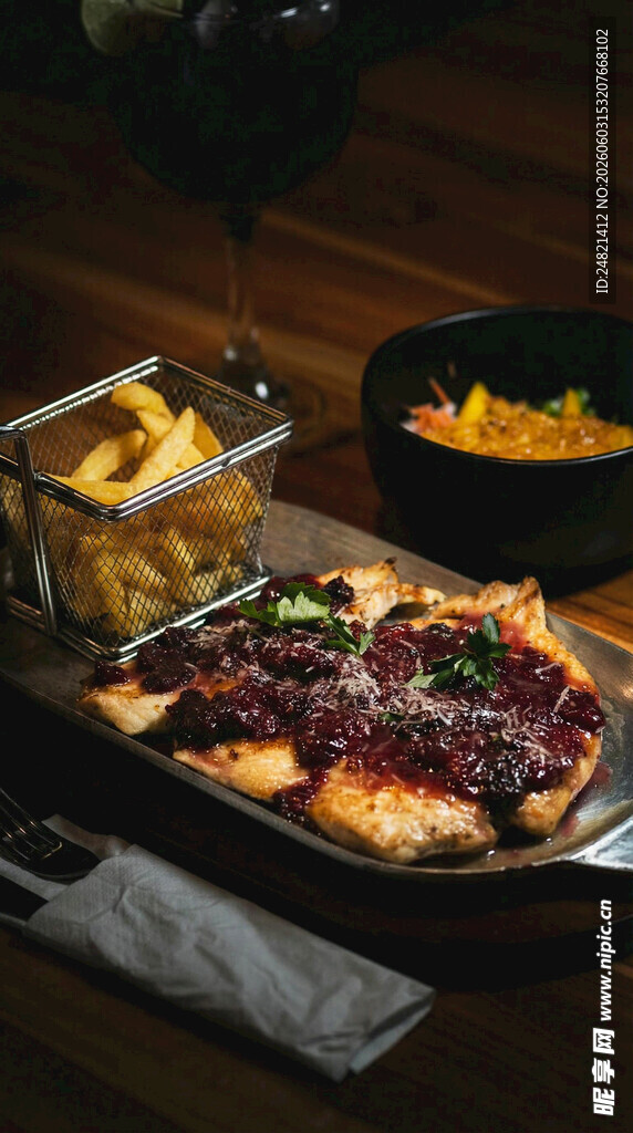美味烤鸡搭配多样美食
