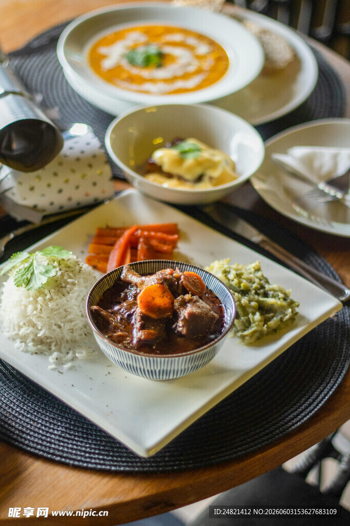 丰盛美味的中式餐食组合