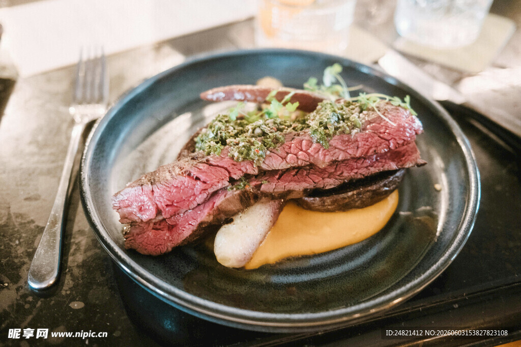 美味牛排摆盘精致诱人