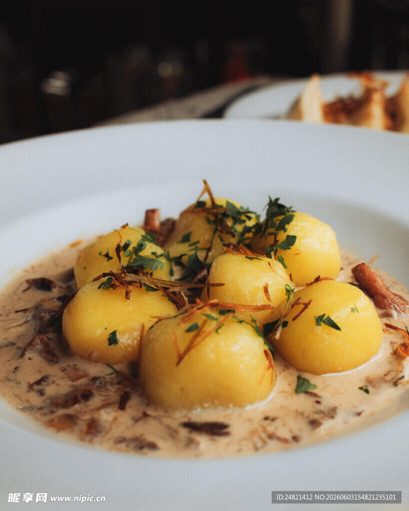 精致摆盘的美味土豆料理
