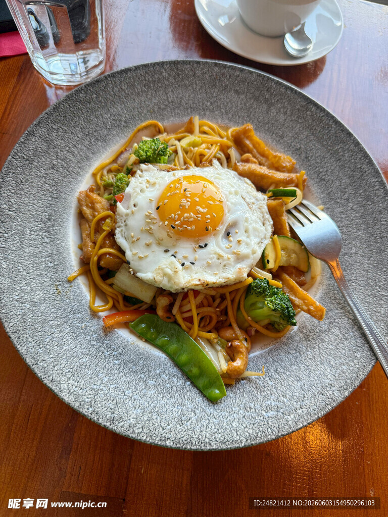 美味炒面配煎蛋