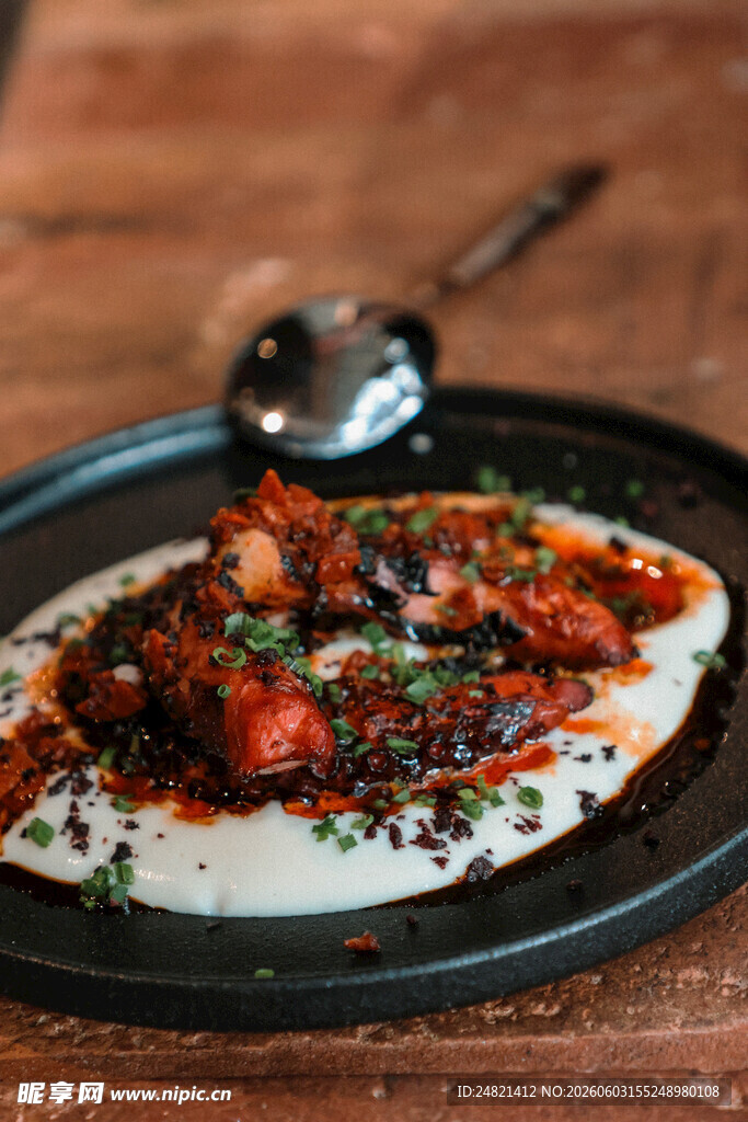 美味酱汁浇淋的特色菜肴